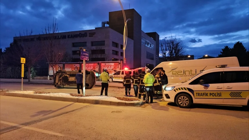 Çorum’da Gazi Caddesi’nde cip ile kamyonet çarpıştı 2 sürücü yaralandı