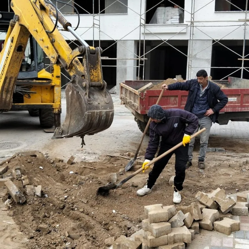 Edremit Belediyesi Altınkum ve Kadıköy’de Altyapı Sonrası Bozulan Yollarda Yenileme Çalışması Başlattı