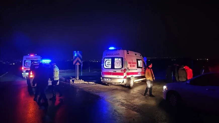 Çorum İskilip yolunda polis aracı ile otomobil çarpıştı 3 kişi yaralandı