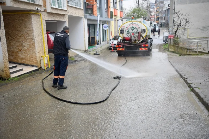 Giresun Belediyesi cadde ve sokak yıkama çalışmalarını kent genelinde sürdürüyor