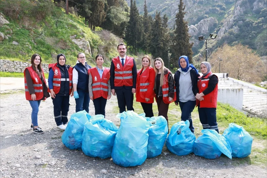 Şehzadeler Belediyesi Spil Dağı Eteklerinde Orman Haftası İçin Temizlik Etkinliği Düzenledi!