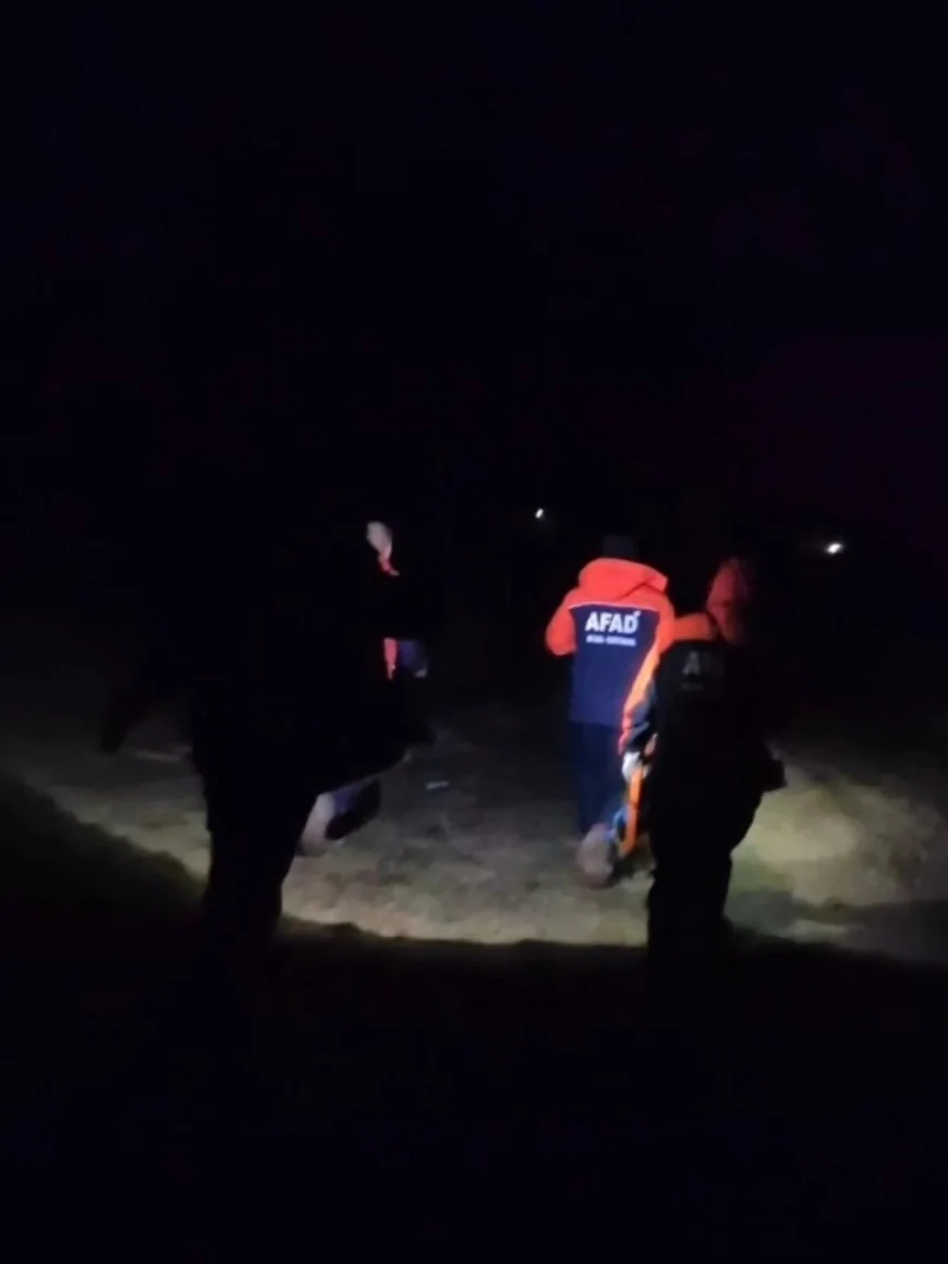 Çorum’da çamura saplanan 6 kişilik aile ekiplerin 8 saatlik çalışmasıyla kurtarıldı