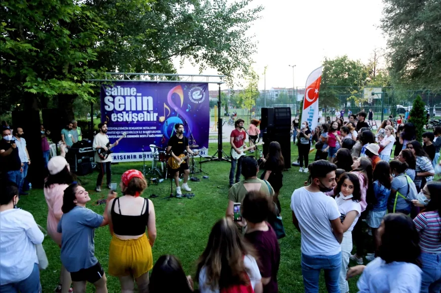 ESKİŞEHİR BÜYÜKŞEHİR BELEDİYESİ SOKAKTA MÜZİK VAR ETKİNLİĞİYLE KENTİ AÇIK HAVA SAHNESİNE DÖNÜŞTÜRÜYOR
