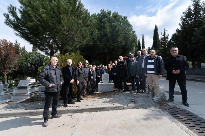 İzmir’de Usta Gazeteci Okan Yüksel Ölümünün Birinci Yılında Mezarı Başında Anıldı