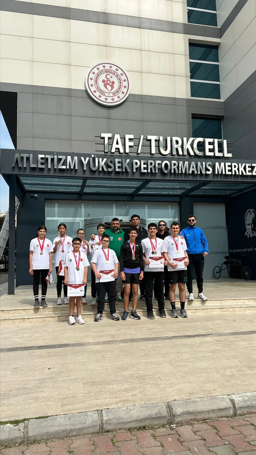 İzmir’de Özel Sporcular Atletizm ve Para Masa Tenisi Yarışmalarında Türkiye Finallerine Yükseldi