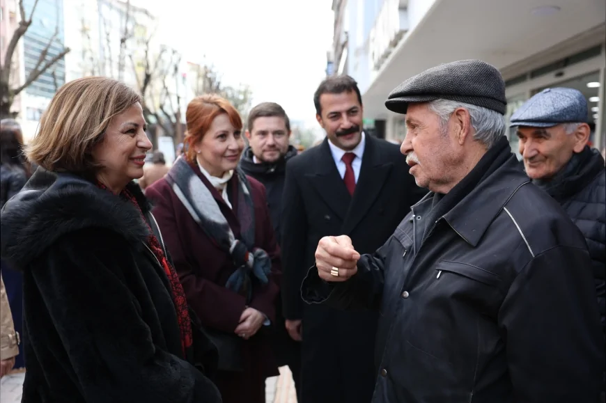 Eskişehir Büyükşehir Belediye Başkanı Ayşe Ünlüce Hamamyolu’nda vatandaş ve esnafın taleplerini dinledi