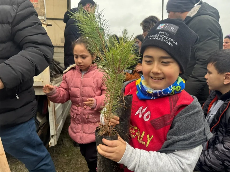 Altınbaş Köyü’nde Orman Haftası kapsamında öğrenciler yüzlerce fidanı toprakla buluşturdu