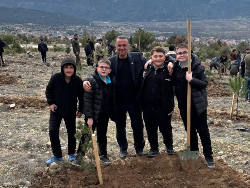 Çorum Kargı’da Orman Haftası kapsamında öğrencilerle fidan dikimi etkinliği düzenlendi