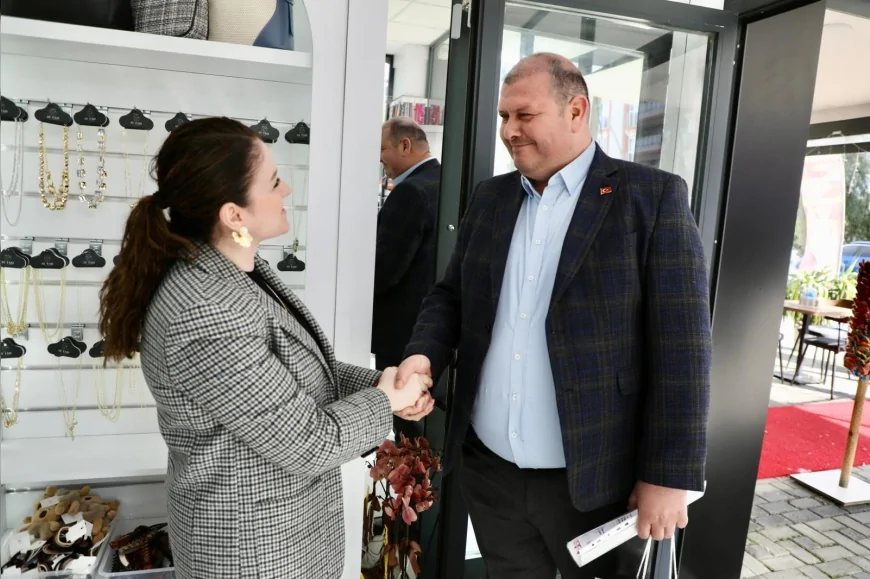 MENDERES BELEDİYE BAŞKANI İLKAY ÇİÇEK EŞİ MELEK ÇİÇEK’İN YENİ İŞ YERİNİN RUHSATINI SÜRPRİZ ZİYARETLE TESLİM ETTİ