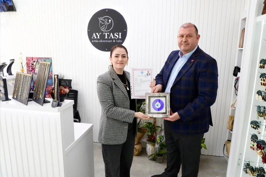 Menderes Belediye Başkanı İlkay Çiçek Eşine Ruhsatı Sürpriz Ziyaretle Teslim Etti