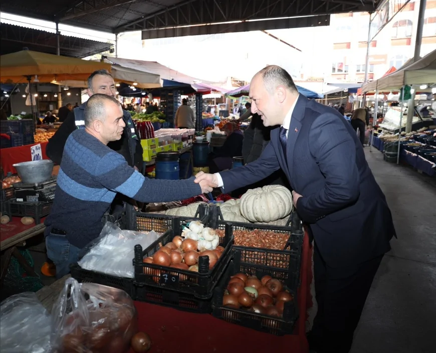 Belediye Başkanı Selçuk Yıldız:''Hemşerilerimizle Gönül Gönüleyiz'' Bayram Sonrası Pazar Ziyaretinde Esnaf Ve Vatandaşla Buluştu
