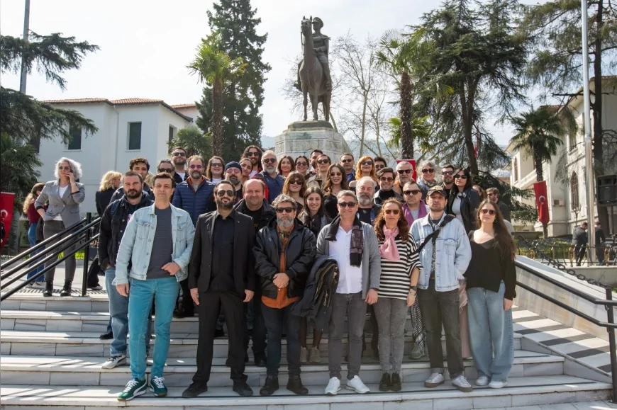 Bursa'da Heykel Atatürk Anıtı Önünde Dünya Tiyatro Günü Çelenk Töreni Ve Sanatçıların Katılımıyla Anlamlı Kutlama Gerçekleştirildi