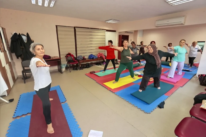 KONAK BELEDİYESİ İLERİ YAŞ MERKEZİNDE YOGA KURSUYLA 60 YAŞ ÜSTÜNE SAĞLIKLI YAŞAM DESTEĞİ