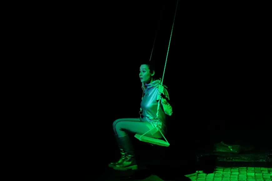 Ayvalık’ta Dünya Tiyatro Günü’nde “Müdahil” Oyunu Kadına Şiddete Farklı Bir Perspektif Sundu