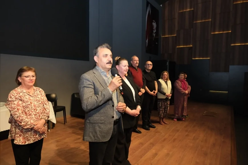 Dikili’de Dünya Tiyatro Günü Etkinlikleri Yoğun Katılımla Başladı