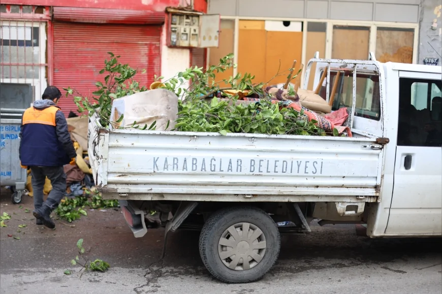 İzmir’de Çok Sayıda Mahallede Geniş Kapsamlı Temizlik Seferberliği Sürüyor