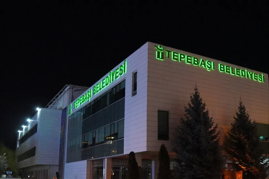 TEPEBAŞI BELEDİYESİ DÜNYA SAATİ ETKİNLİĞİNE KATILDI, İKLİM KRİZİNE DİKKAT ÇEKMEK İÇİN IŞIKLAR KAPATILDI