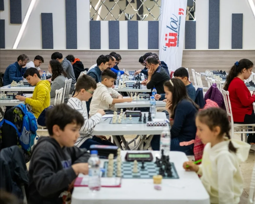 KUŞADASI’NDA 2’NCİ GELENEKSEL TÜLOV SATRANÇ TURNUVASI 110 SPORCUNUN KATILIMIYLA BAŞLADI
