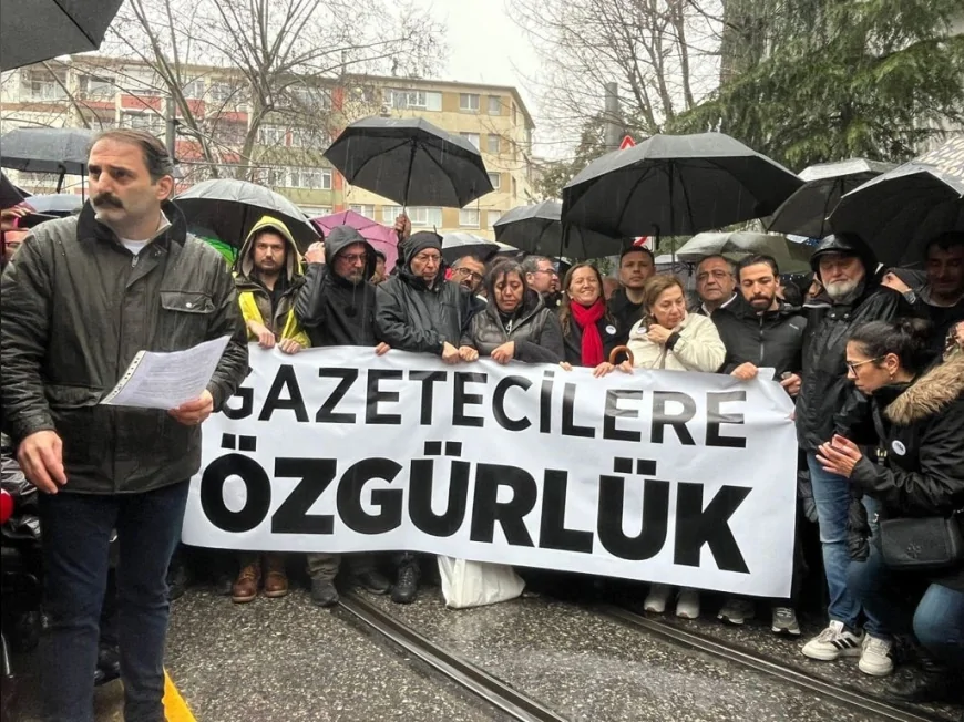 KADIKÖY’DE GAZETECİLERE DESTEK BULUŞMASINDA “ÖZGÜR BASIN SUSTURULAMAZ” MESAJI VERİLDİ