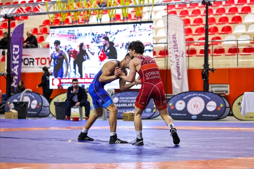 ÜNİLİG Yeşilay Güreş Türkiye Şampiyonası Burdur’da 619 sporcunun katılımıyla devam ediyor