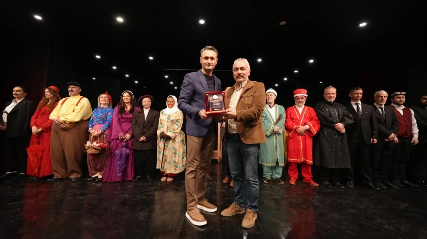 Giresun Belediyesi Şehir Tiyatrosu Akçaabat’ta sahnelediği oyunla izleyicilerden tam not aldı