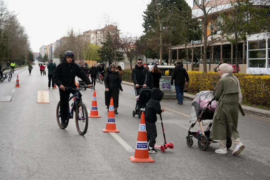 Eskişehir Büyükşehir Belediyesi Arabasız Pazar uygulamasıyla kentte cadde ve sokakları vatandaşların kullanımına açtı