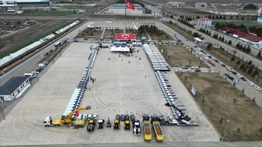 Erzurum Büyükşehir Belediye Başkanı Mehmet Sekmen 170 araçlık yeni filoyu hizmete aldı