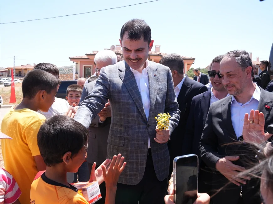 Çevre Şehircilik ve İklim Değişikliği Bakanı Murat Kurum: “Bir halı saha yaptık binlerce hayale kapı açtık”