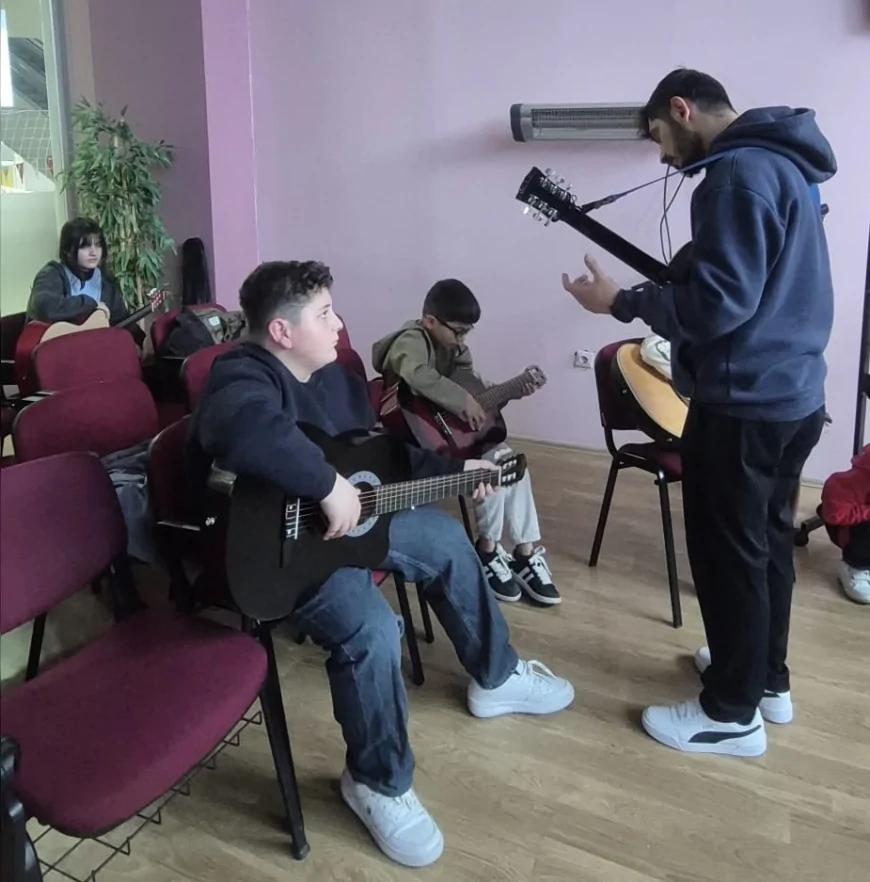 Pursaklar Belediyesi Yaşam Merkezi’nde Düzenlenen Müzik Kursları Her Yaştan Vatandaşı Sanatla Buluşturuyor