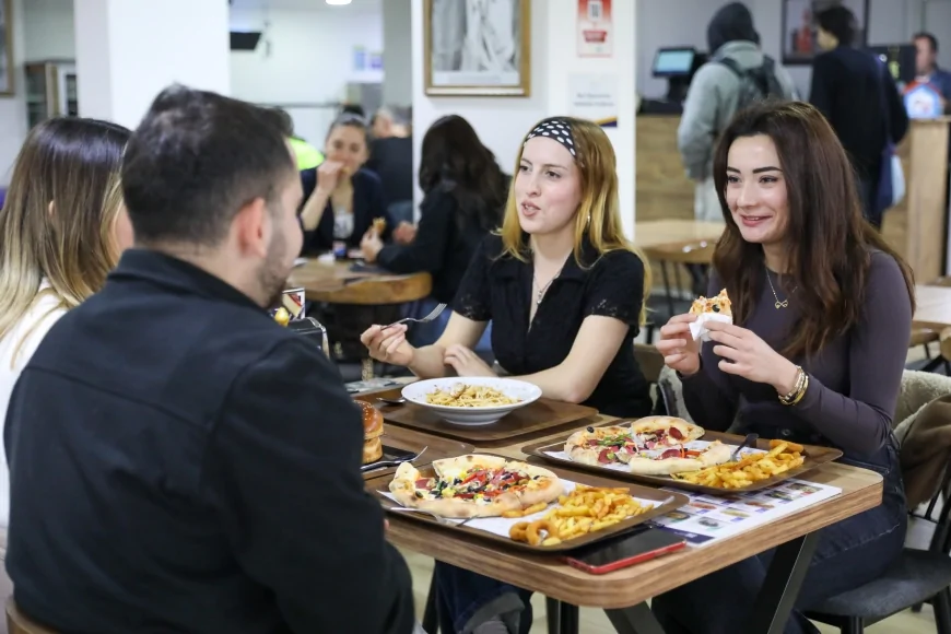Buca Belediyesi’nin Üzüm Cafe projesi üniversite öğrencilerinin buluşma noktası haline geldi