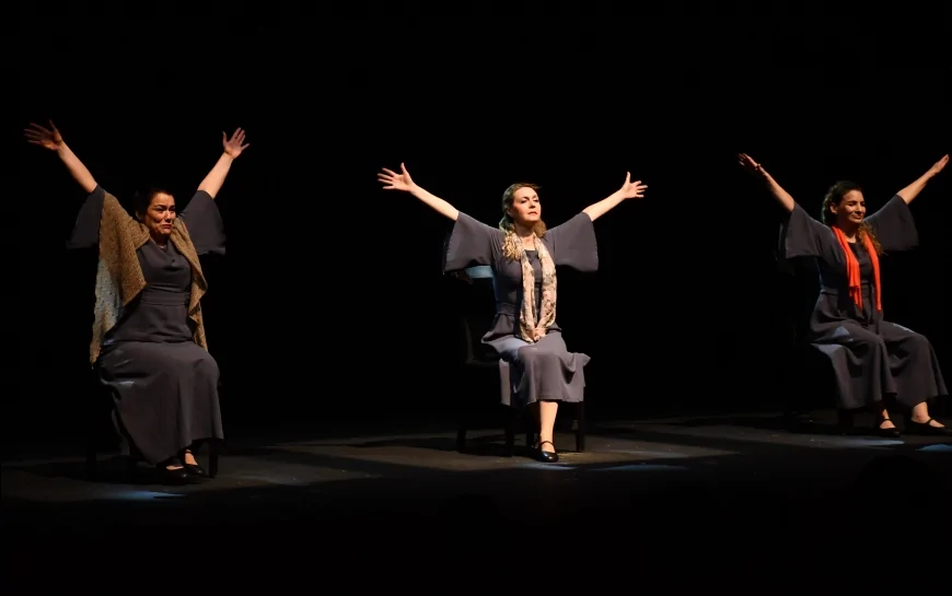 Eskişehir Şehir Tiyatroları’nın “Sen İstanbul’dan Daha Güzelsin” oyunu Balıkesir’de sanatseverlerle buluştu