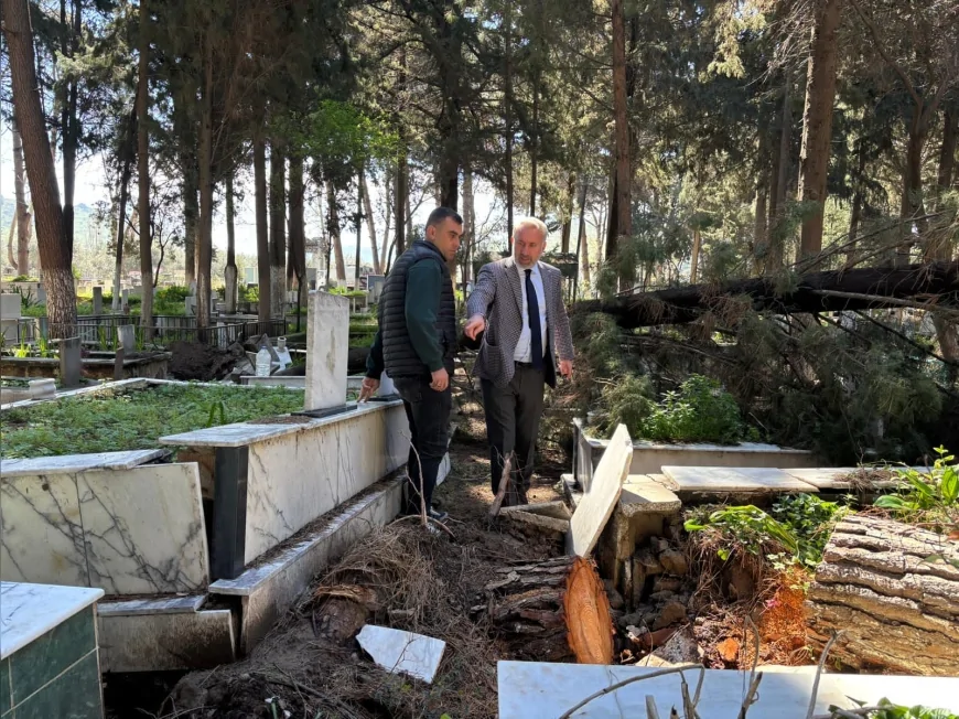 İzmir’de fırtınanın zarar verdiği mezarlıklarda onarım ve temizlik çalışmaları hızla tamamlanıyor!