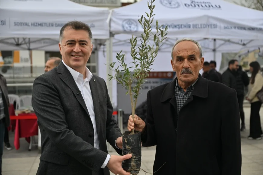 MANİSA BÜYÜKŞEHİR BELEDİYESİ ATIK PİL GETİRENE ZEYTİN FİDANI VERİYOR