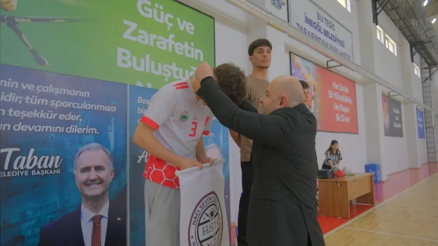 İnegöl Belediyesi Spor Festivali’nde bilek güreşi heyecanı 147 öğrencinin katılımıyla yeniden başladı