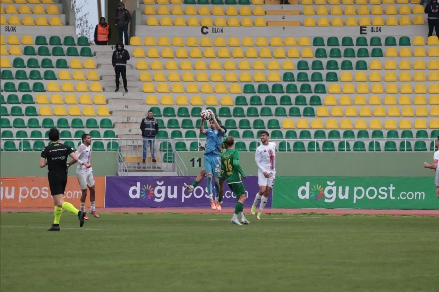 İzmir’de Altınordu kalecisi Arif Şimşir’den dikkat çeken performans 8 penaltının 7’sini kurtardı