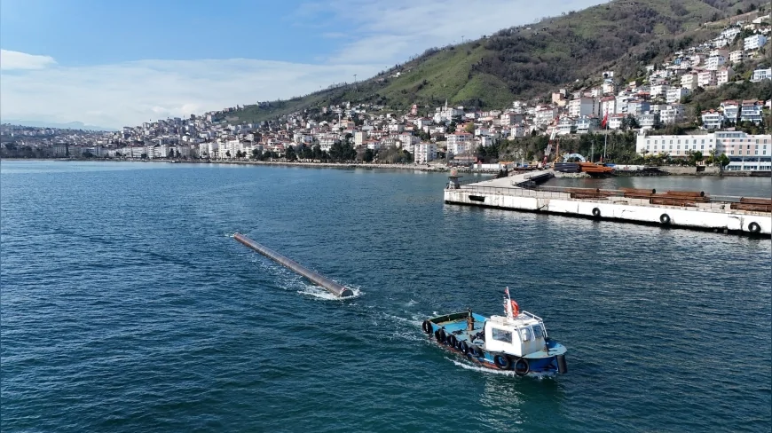 Ordu Büyükşehir Belediye Başkanı Dr. Mehmet Hilmi Güler’in başlattığı Altınordu Rıhtımı projesinde beton dökümüne geçildi