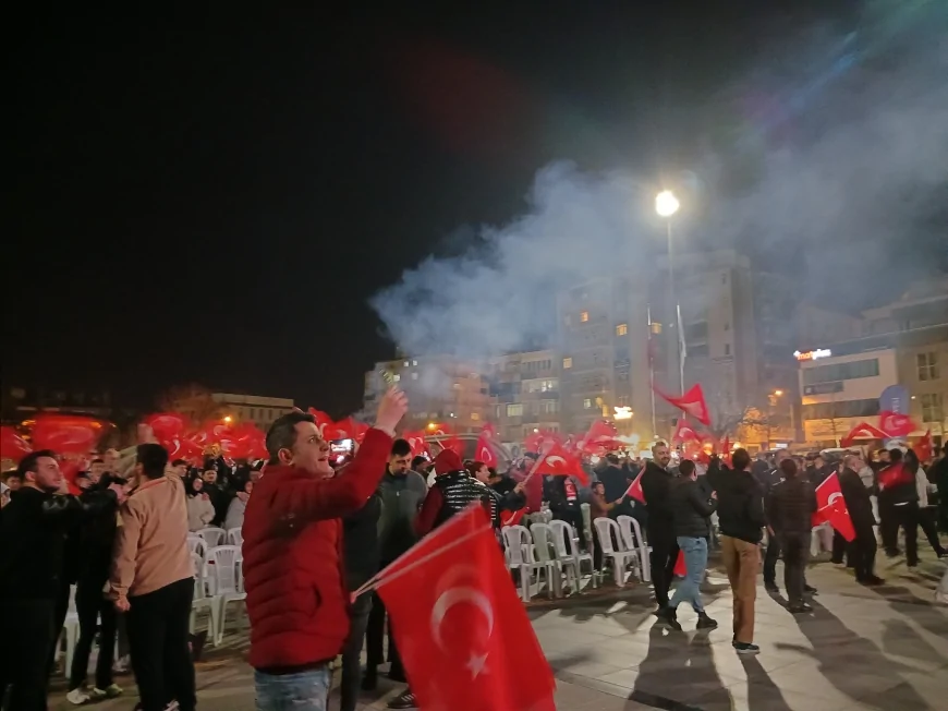 Çorum Kadeş Meydanı’nda dev ekranda izlenen Türkiye-Kosova maçı sonrası 1-0’lık galibiyet coşkuyla kutlandı