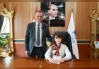 Yunusemre Belediye Başkanı Semih Balaban 23 Nisan’da Koltuğunu 1. Sınıf Öğrencisi Günnur Berrak Koç’a Devretti Çocukların Park Talebi Dikkat Çekti