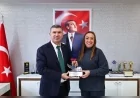 Burdur Belediye Başkanı Ali Orkun Ercengiz Mine Hanım Özel Eğitim ve Rehabilitasyon Merkezi’nin kazandığı ödülü okul müdürü Semra Kunt’a takdim etti