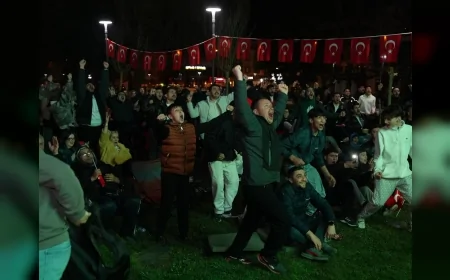 Düzce Belediyesi Millet Bahçesi’nde kurulan dev ekranda Türkiye’nin Dünya Kupası bileti coşkuyla kutlandı