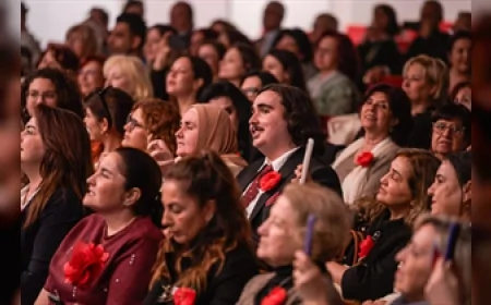 İzmir’de otizm farkındalığı için düzenlenen konserde kırmızı mesajı verildi