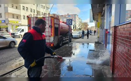 AĞRI BELEDİYESİ KENT GENELİNDE TEMİZLİK VE BAKIM ÇALIŞMALARINI YOĞUN ŞEKİLDE SÜRDÜRÜYOR