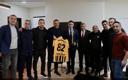 ALİAĞA MASTERLER EGE BÖLGESİ FİNALLERİ ÖNCESİ BAŞKAN SERKAN ACAR’I ZİYARET ETTİ