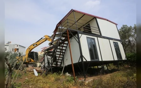 Nilüfer Belediyesi Gölyazı’da sit alanındaki kaçak yapıları yıktı