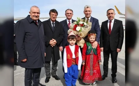 Ticaret Bakanı Ömer Bolat Van’da Kurtuluş Yıl Dönümünde Valiliği Ziyaret Etti ve Kalkınma Mesajı Verdi