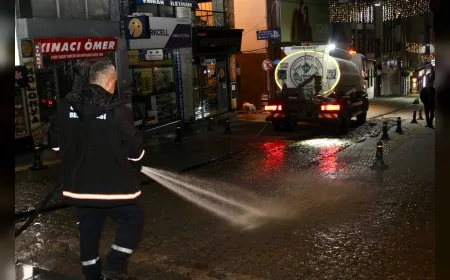 Giresun Belediyesi gece mesaisinde cadde ve sokakları tazyikli suyla yıkıyor