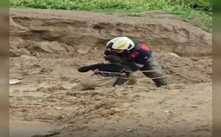 İzmir Torbalı’da Sağanak Sonrası Çamura Saplanan İki Çocuk İtfaiye Ekiplerince Kurtarıldı