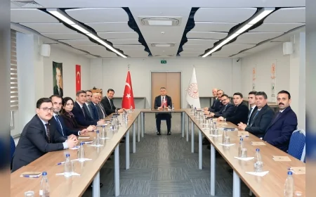 ADANA VALİSİ MUSTAFA YAVUZ İLÇE KAYMAKAMLARIYLA KAMU HİZMETLERİNİ DEĞERLENDİRDİ