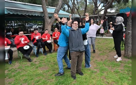 Bornova’da +1 Down Kafe’de düzenlenen ritim etkinliği otizm farkındalığına sahne oldu