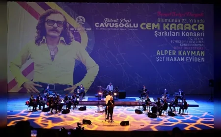 DENİZLİ BÜYÜKŞEHİR BELEDİYESİNDEN CEM KARACA ANISINA KONSER SALONDA NOSTALJİK ANLAR YAŞANDI